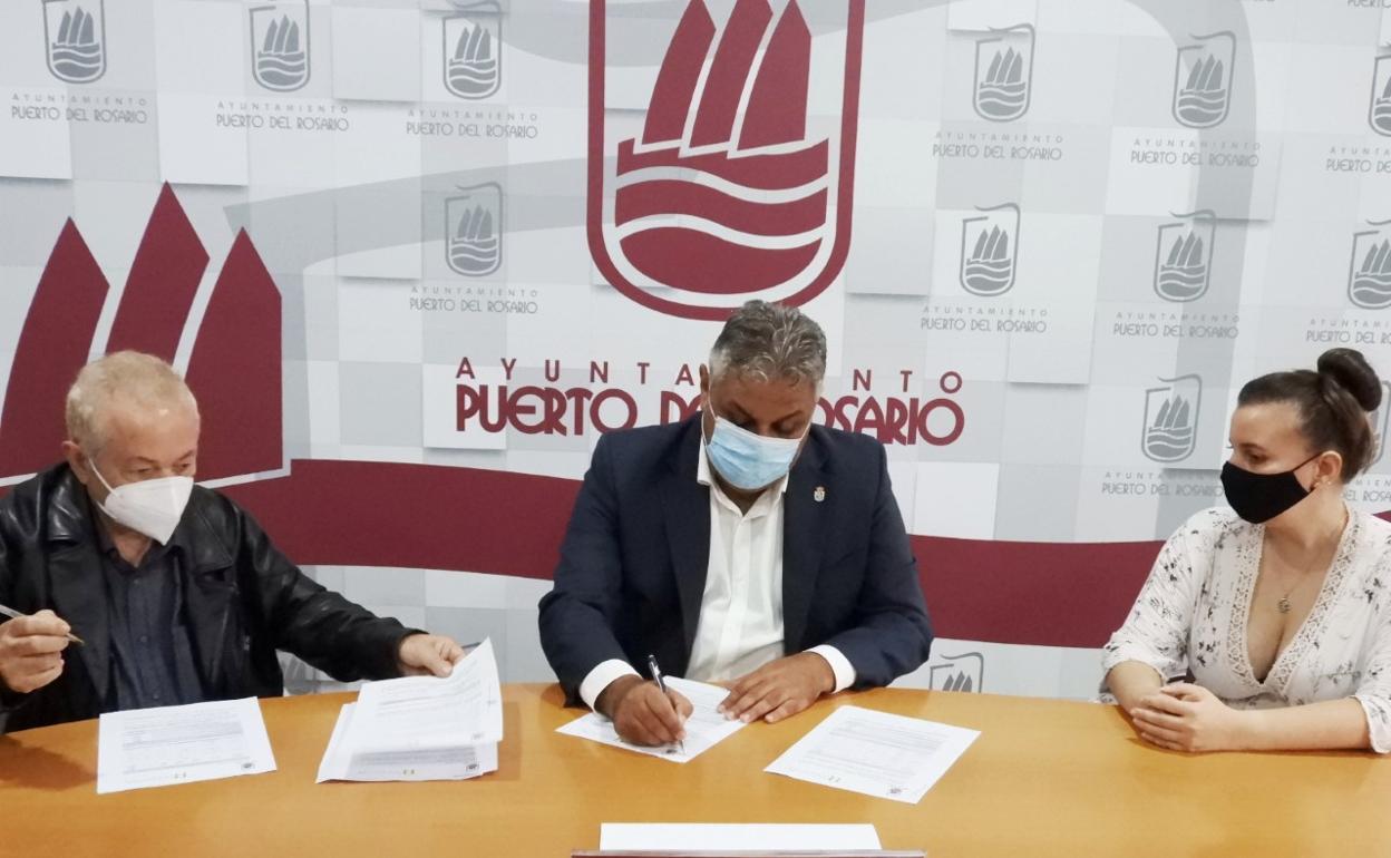 Firma del acuerdo. 