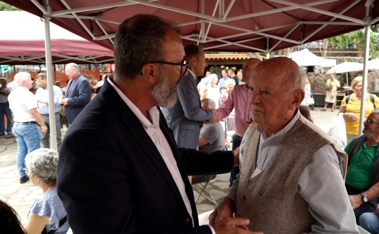 El artesano de Santa Lucía de Tirajana Juanito Ramírez (derecha) con el alcalde, Francisco García. 