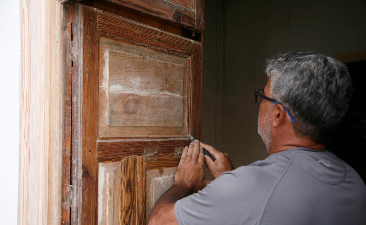 Profesional de la carpintería en una construcción. 