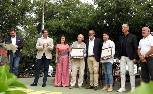 El artesano homenajeado en Tenerife rodeado de autoridades. 