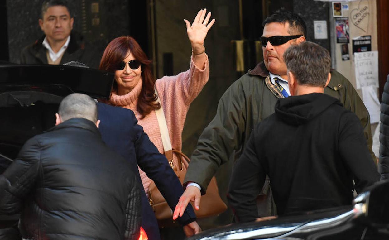 Cristina Fernández al abandonar su domicilio este viernes. 