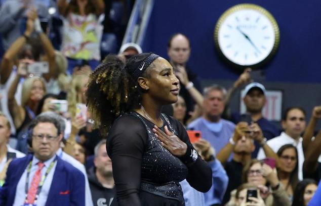 Serena Williams agradece el apoyo del público en el tercer partido del US Open.