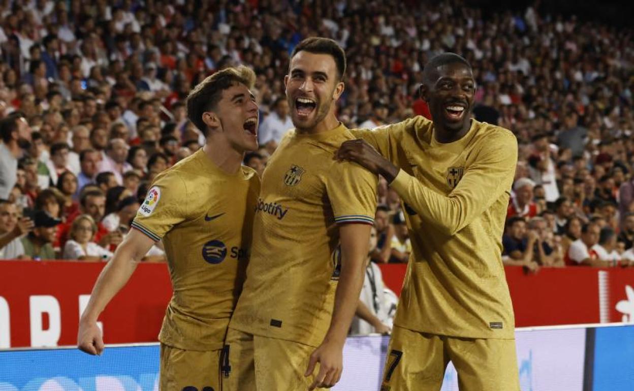 Eric García celebra con Gavi y Dembélé el gol que le marcó al Sevilla, el primero de su carrera. 