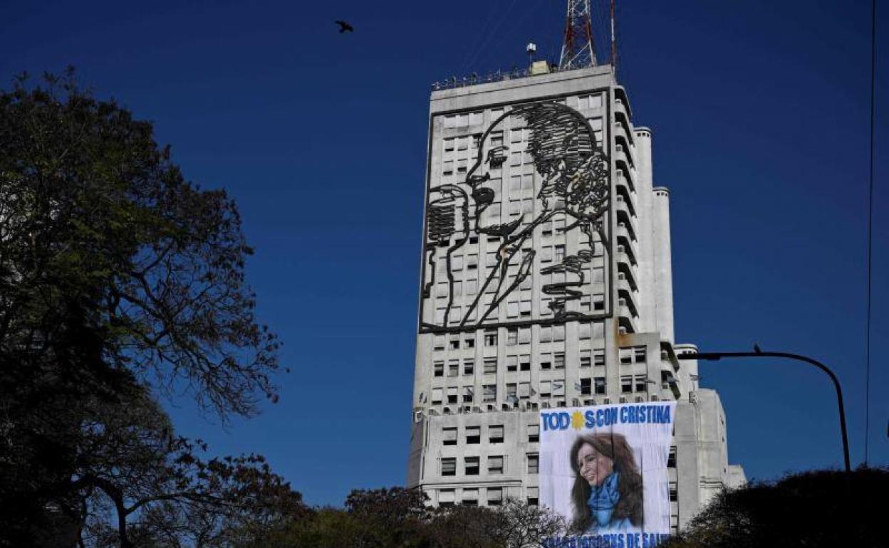 Un cartel en apoyo a Kirchner colgaba el sábado frente al Ministerio de Desarrollo Social