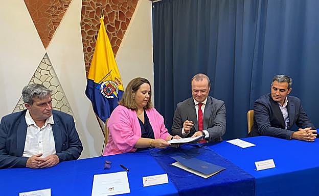Momento de la firma del protocolo de intenciones. 