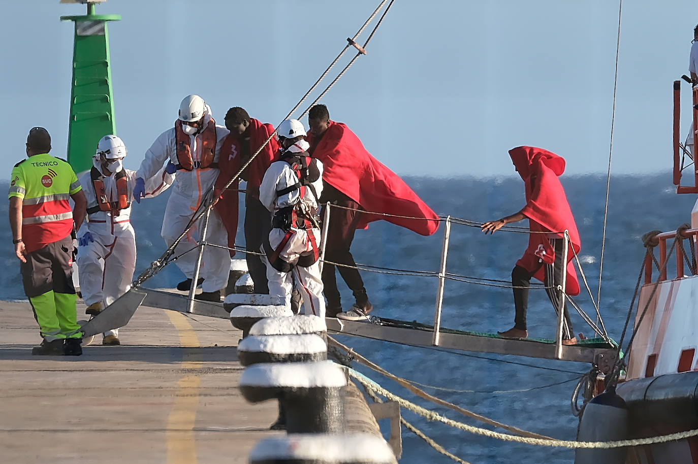Fotos: Trasladan a Puerto Rosario en Fuerteventura a 44 inmigrantes rescatados de una patera.