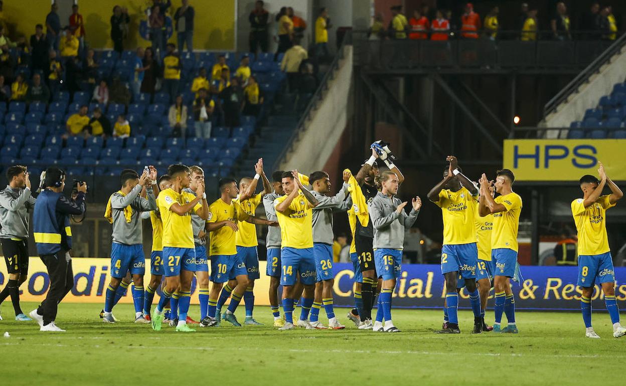 Los jugadores de la UD saludan a la afición tras ganar al Andorra, dos jorbnadas atrás. 