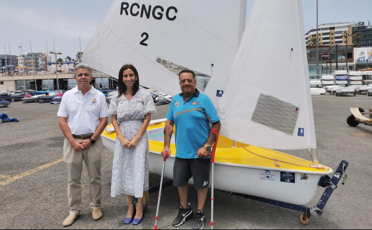 Alejando Martín, vicecomodoro del RCNGC; Olga del Pino, responsable de Acción Social de CaixaBank; y Daniel Llaca, regatista del RCNGC clase Hansa 303, durante la presentación de esta colaboración.