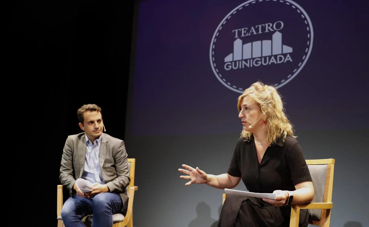 Daniel Tapia y Lorena Matute, este miércoles, durante la rueda de prensa celebrada sobre el escenario del Teatro Cuyás de la capital grancanaria. 