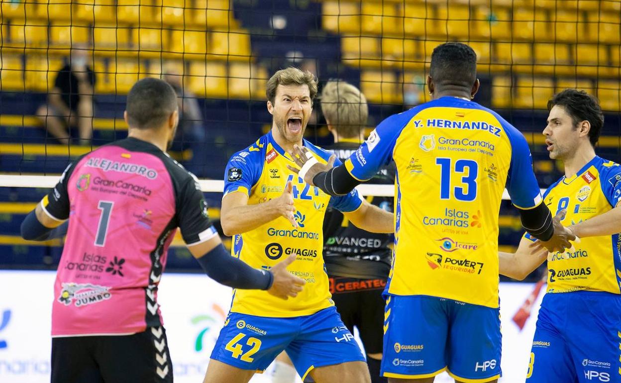 Knige celebrando, junto a sus compañeros, un punto de un partido la temporada pasada. 