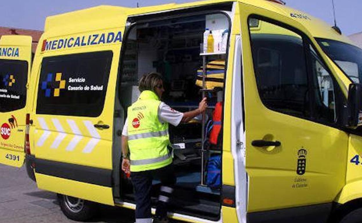 Imagen de archivo de una ambulancia del Servicio Canario de Salud. 