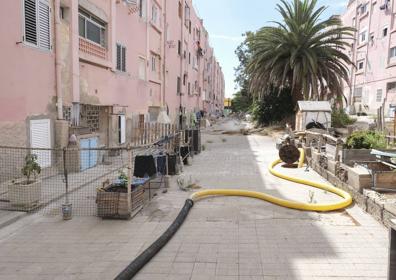 Imagen secundaria 1 - Las literas en el salón, desatascando las alcantarillas y el cartel de protesta de Rafael. 