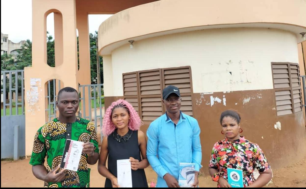 Frente a la Universidad D´Abomey-Calavi de Benin aparecen, de izquierda a derecha, Akonindji Kevin Azondjinmon, Ombeline Françoise Gbésito Guilaine Zanou, Jean-Baptiste Hontonnou, e Israelle Abigaïl D. Avoce Hounkanrin.