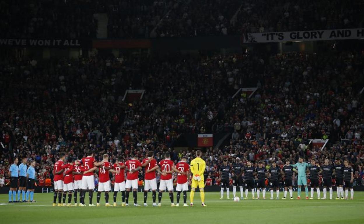 Minuto de silencio en los prolegómenos del partido de Champions entre el Manchester United y la Real Sociedad, jugado el jueves en Old Trafford. 