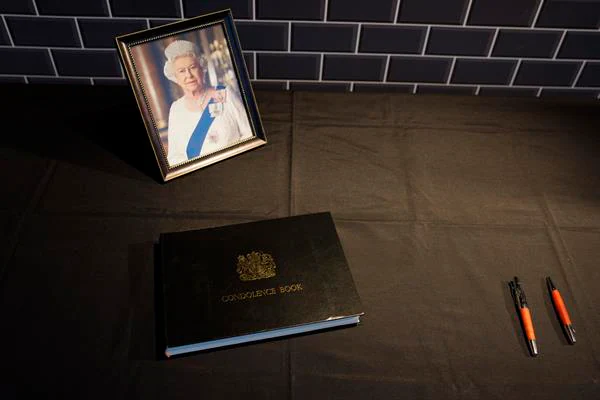 Abren libros de condolencias por Isabel II en Gran Canaria y Tenerife