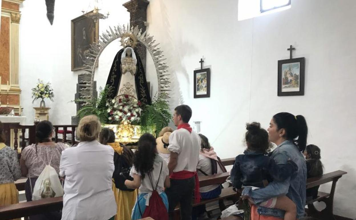 Peregrinos este sábado ante la imagen de la Virgen. 