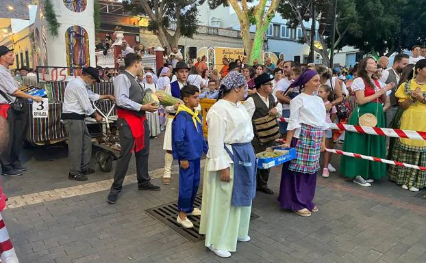 Llegan las primeras ofrendas a San Nicolás. La tradicional carrera Los Tuneros participa cada año en esta romería ofreciendo frutas y verduras.