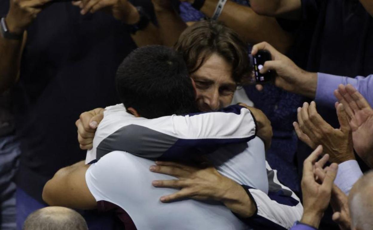 Carlos Alcaraz abraza a Juan Carlos Ferrero, entrenador del murciano y en su día número 1 del tenis mundial. 