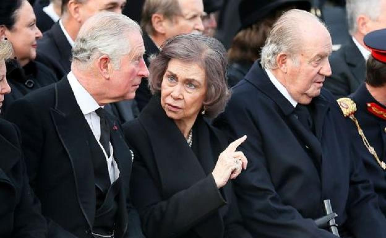 Don Juan Carlos y doña Sofía, junto a Carlos de Inglatera, en el funeral de Estado del rey Miguel I de Rumanía, en Bucarest, en abril de 2017.