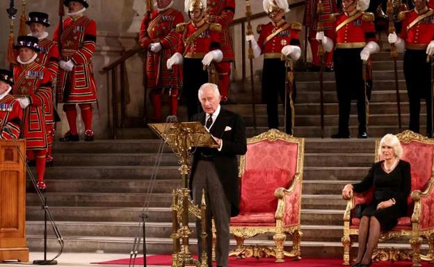 El Parlamento británico muestra sus condolencias a Carlos III: «Seguiré el ejemplo de la reina»