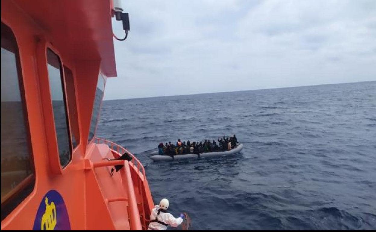 Salvamento rescata una patera con 55 migrantes en aguas cercanas a Lanzarote