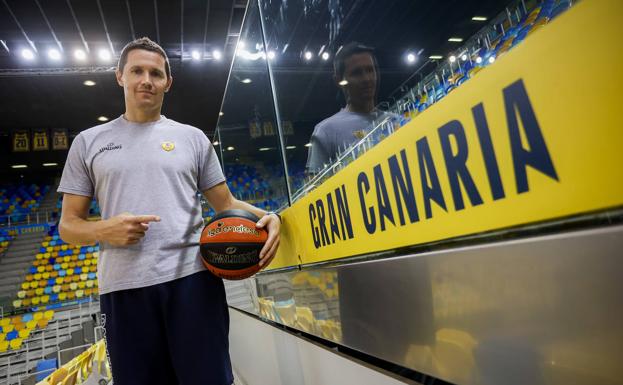 El entrenador del Club Baloncesto Gran Canaria, Jaka Lakovic, posa para CANARIAS7 antes de realizar la entrevista en el Gran Canaria Arena. 