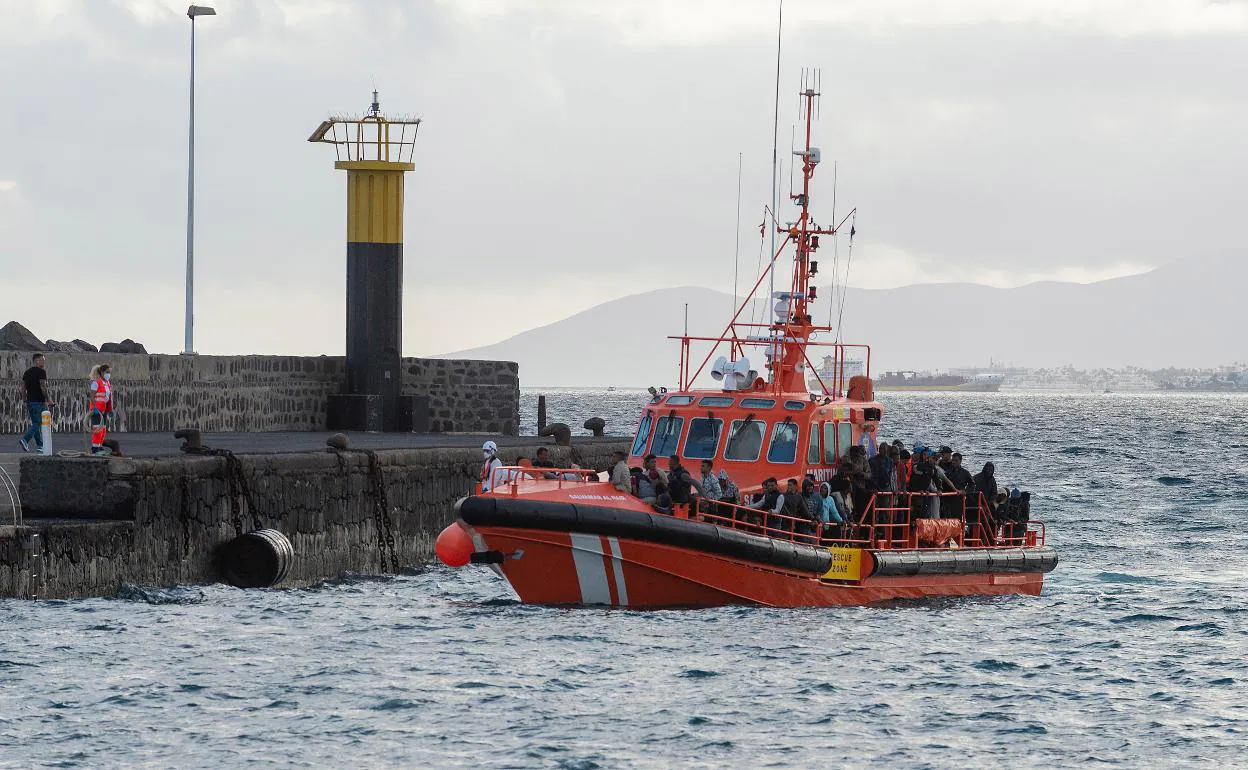 Imagen de una patera llegando al muelle de La Cebolla, Lanzarote.