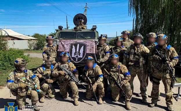Miembros del Servicio de Seguridad del Estado de Ucrania posan para una foto en la ciudad recientemente liberada de Kupiansk