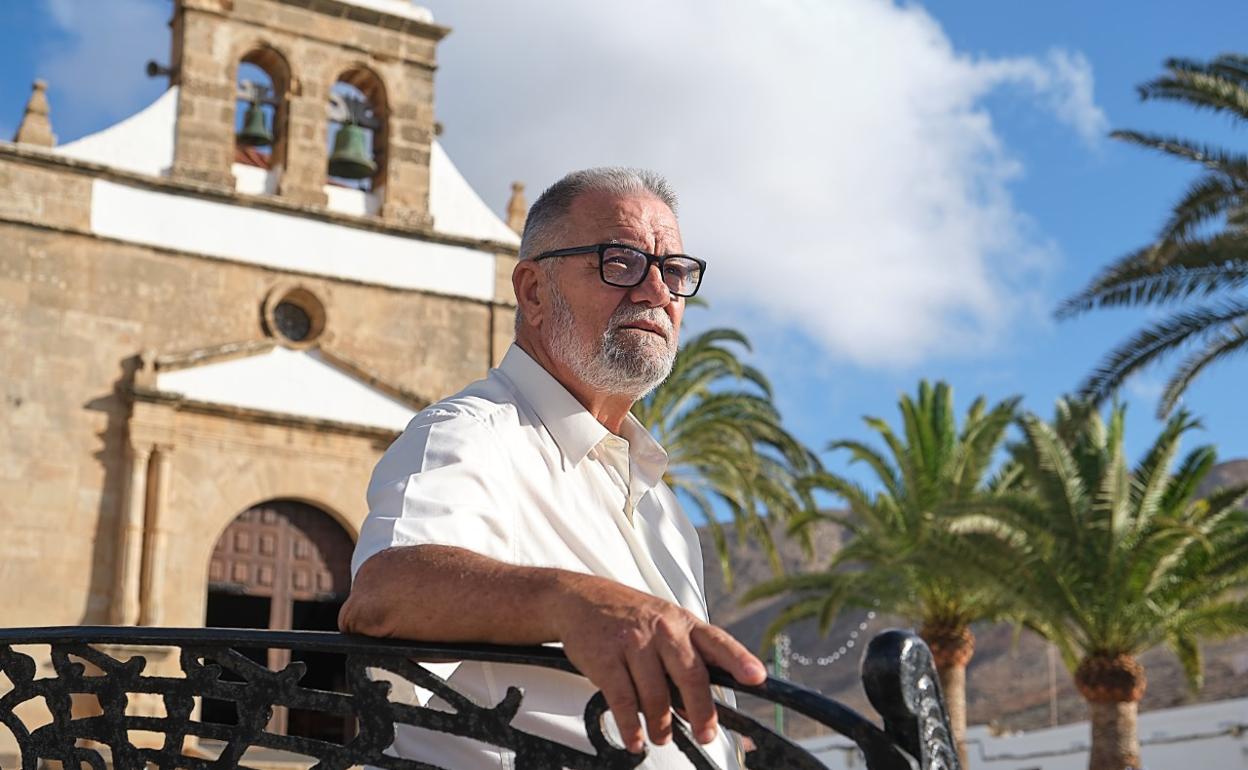 Tero Brito, excorresponsal del Canarias7 en Fuerteventura y pregonero de este año, en el santuario de Vega de Río Palmas. 