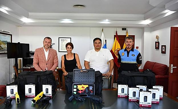 Teodoro Sosa, Onalia Bueno, Mencey Navarro y Jorge Alemán con el nuevo material para la Policía Local de Mogán. 