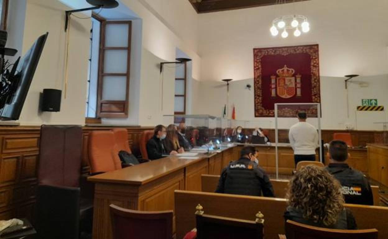 Un acusado, en el banquillo de la Audiencia de Granada, el primer día de juicio. 