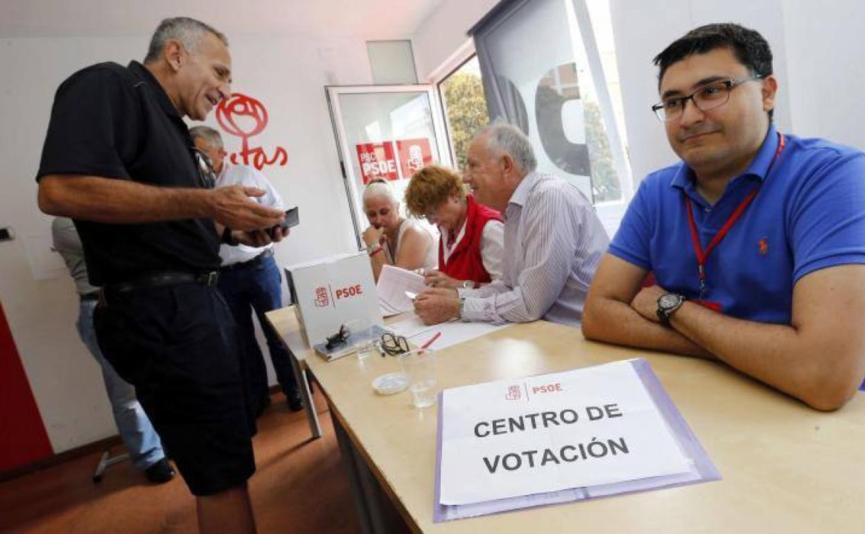 Imagen de archivo de militantes del PSOE votando en el proceso de primarias. 