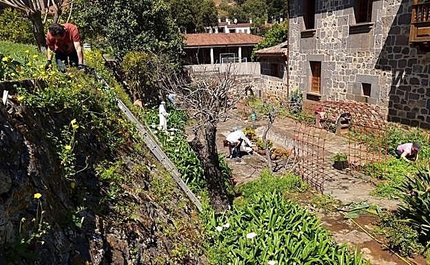 Imagen principal - Distintas imágenes del convento de las Dominicas, en Teror. 