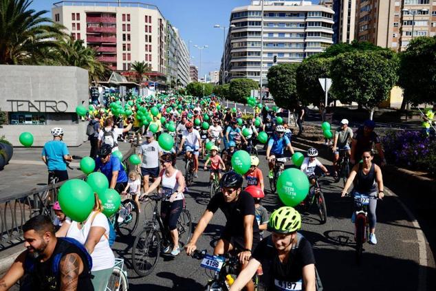 Los ciclistas se adueñaron del espacio del coche.