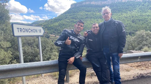 Jordi Torres, el jefe de mecánicos de Honda, Cristofer Martínez, y el autor del reportaje comentando la ruta