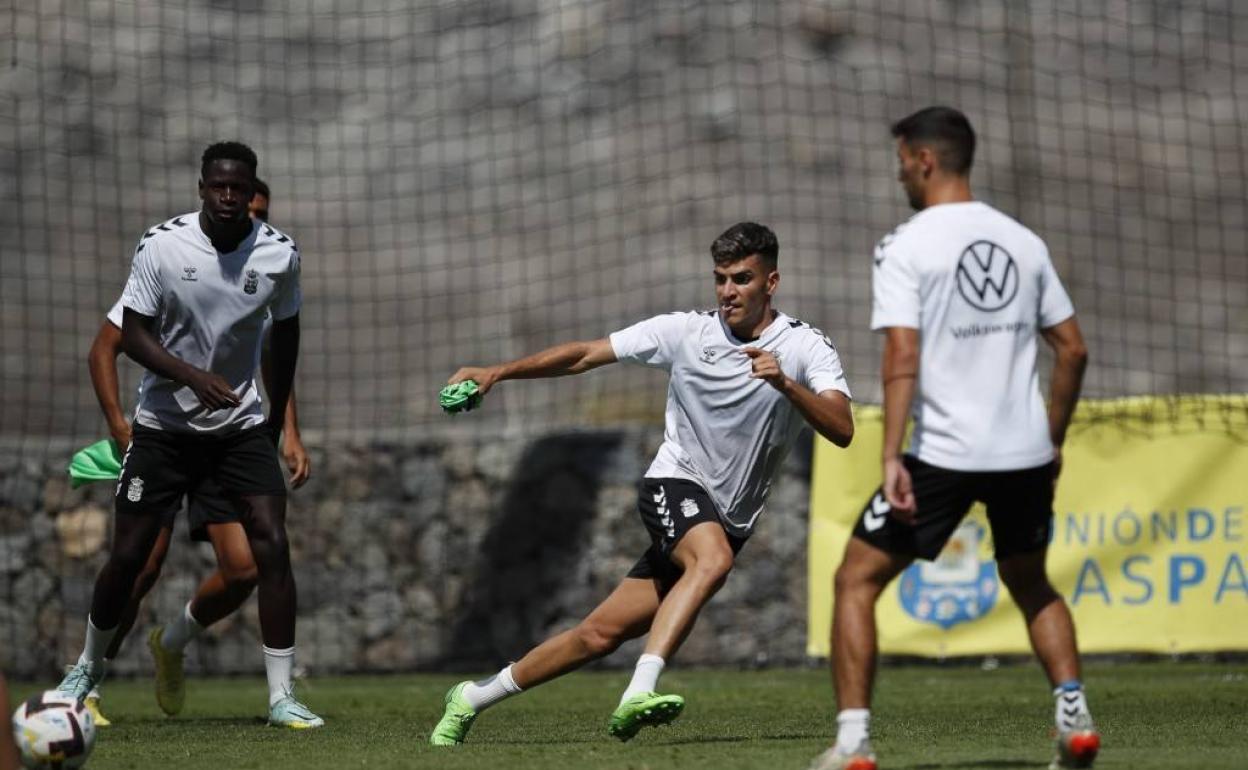 Ale García, Mfulu y Loiodice, durante el entrenamiento de hoy en Barranco Seco. 