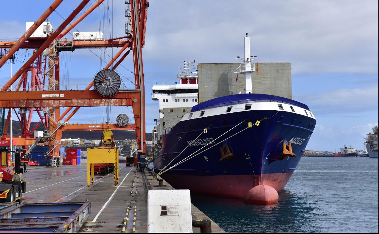 La mejora del turismo en agosto tira del tráfico portuario. 