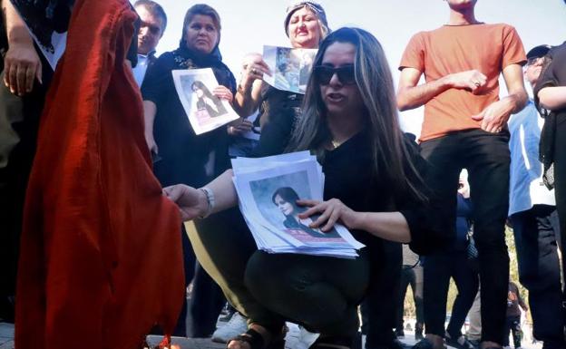 Una joven quema un hiyab en una protesta en la localidad de Sulaimaniya. 