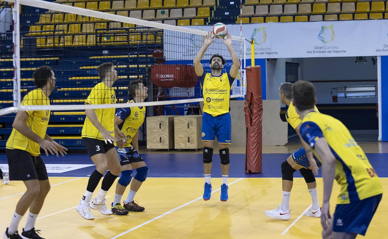 Renan, con la pelota, en un entrenamiento del equipo. 