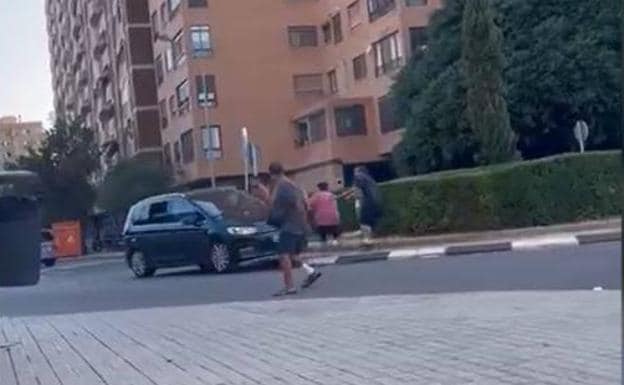 Un hombre atropella con su vehículo a su suegra. 