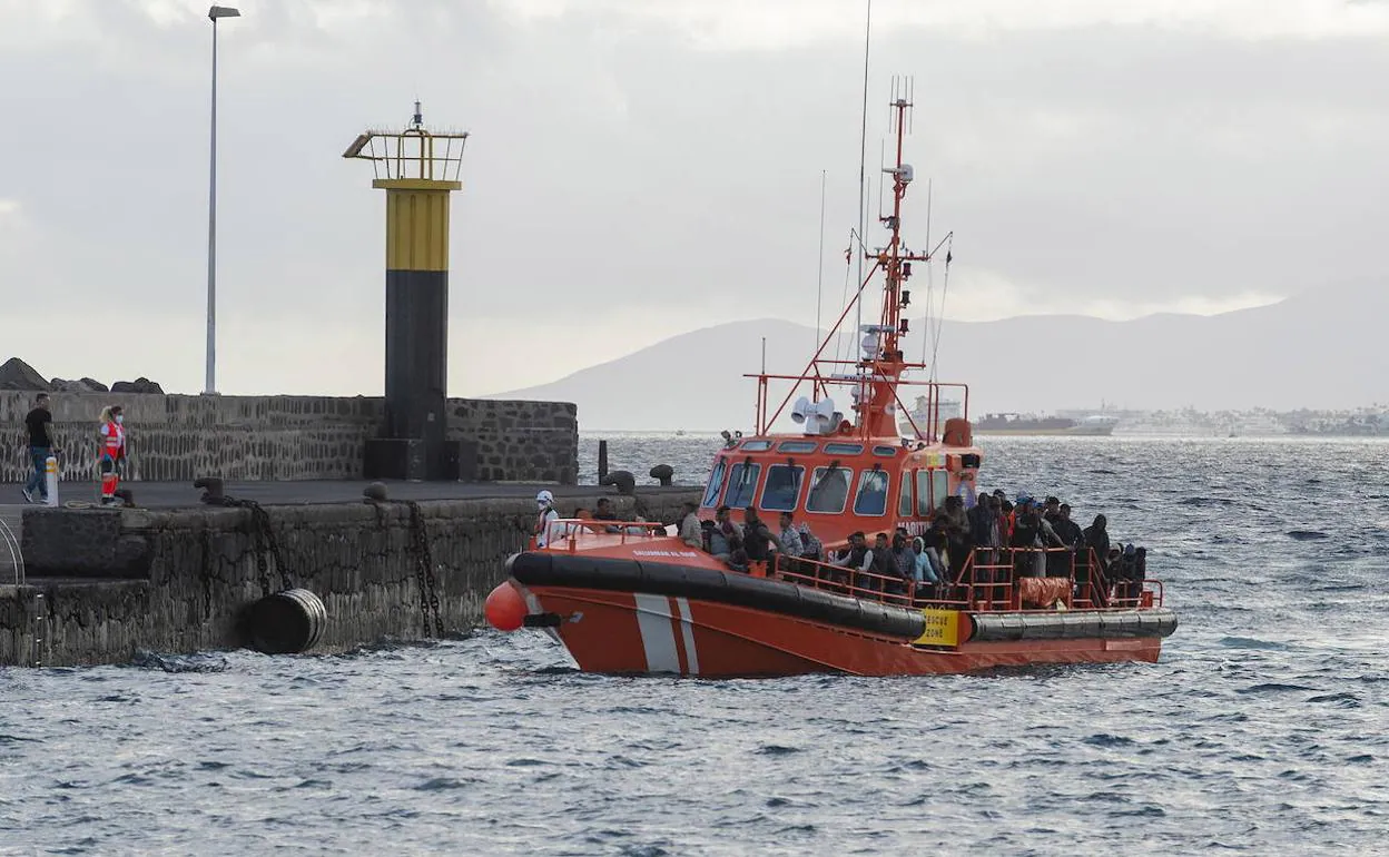 Patera llegando al Muelle de La Cebolla, Lanzarote. 