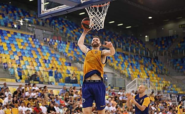 John Shurna machaca el aro en el entrenamiento. 