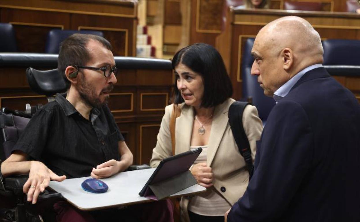 Pablo Echenique, Carolina Darias y Rafael Simancas dialogan en el Congreso.