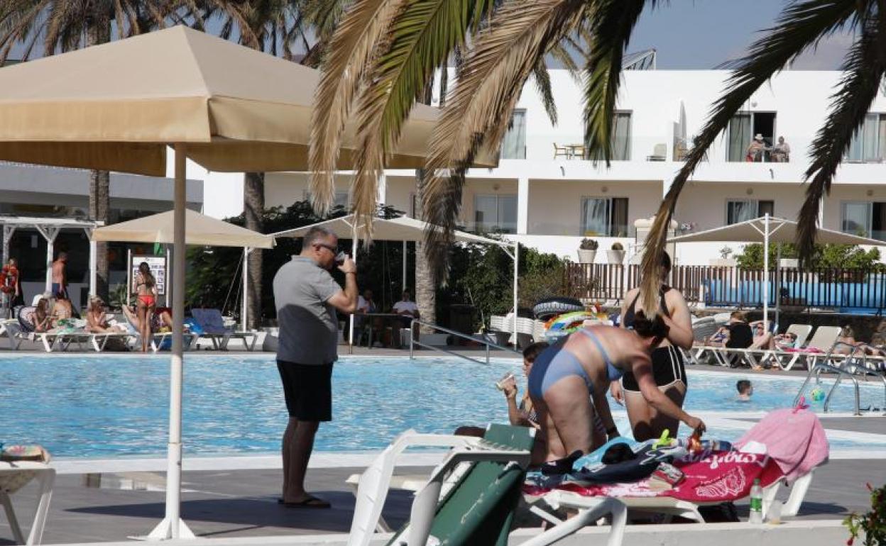 Huéspedes en un complejo de Costa Teguise. 