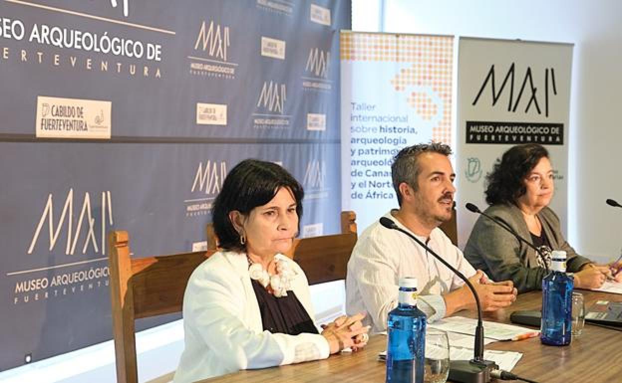 Nona Perera, directora general de Patrimonio Cultural del Gobierno canario, presidió la primera jornada. 