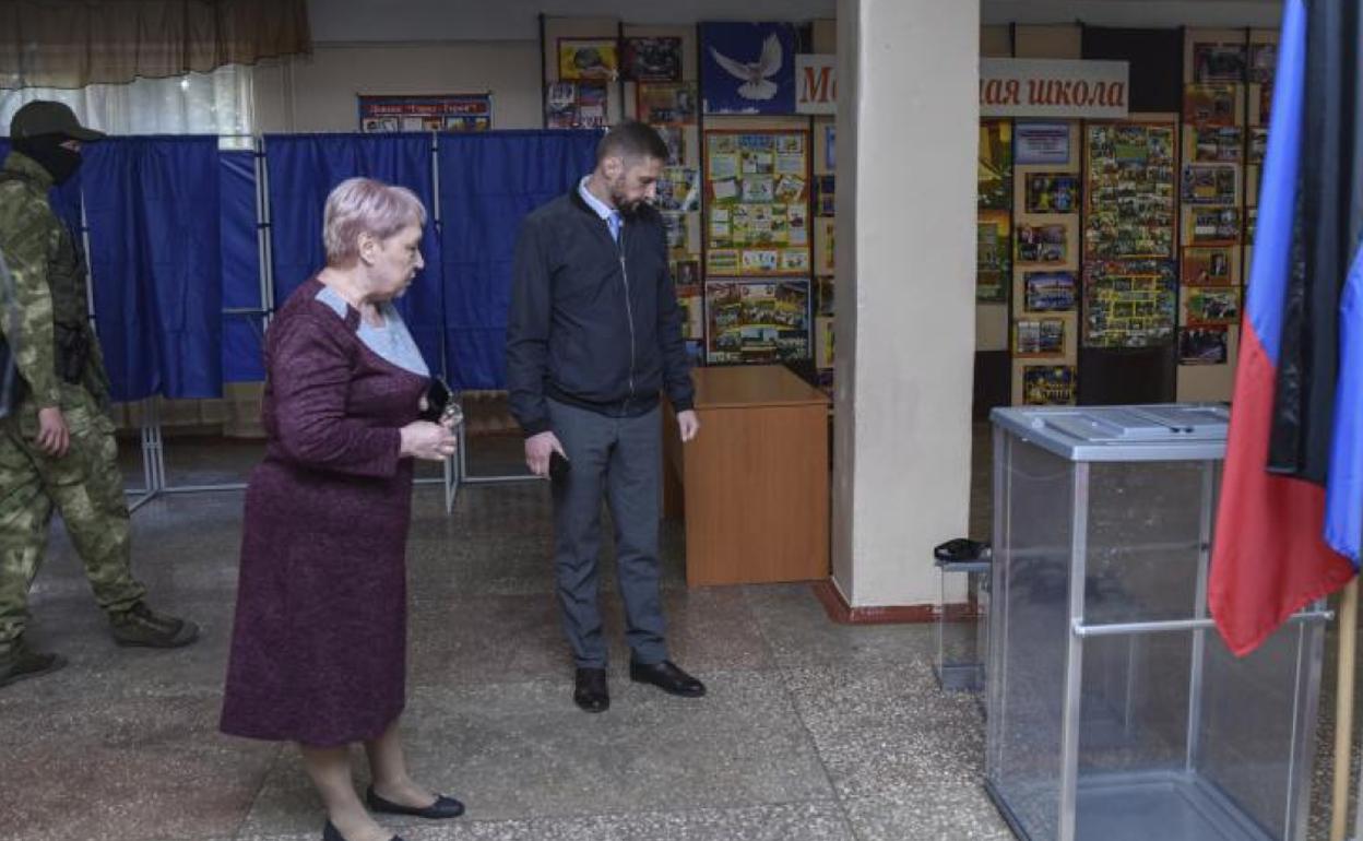 El presidente de la Comisión Electoral Central de Donetsk, Vladímir Vysotski, revisa un colegio electoral durante los preparativos para el referéndum. 