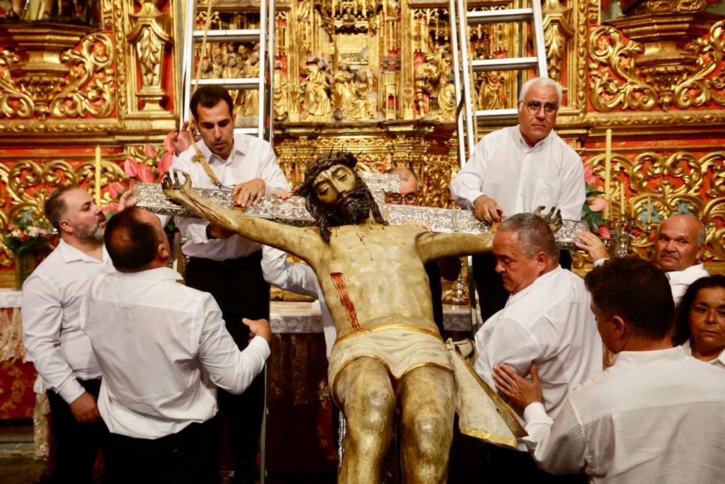 Durante la Subida del Santo Cristo de Telde, este jueves en la Basílica de San Juan. 