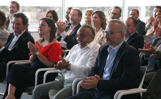 Protagonistas en la presentación del Marina Hub Innovation, en el muelle deportivo de la capital. 