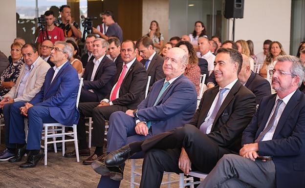 Políticos del Gobierno de Canarias y senadores, en el acto de presentación del nuevo equipo cameral. 