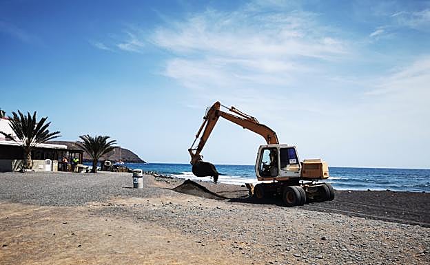 El Ayuntamiento de Antigua abre la desembocadura del barranco en Pozo Negro para evitar posibles inundaciones. 